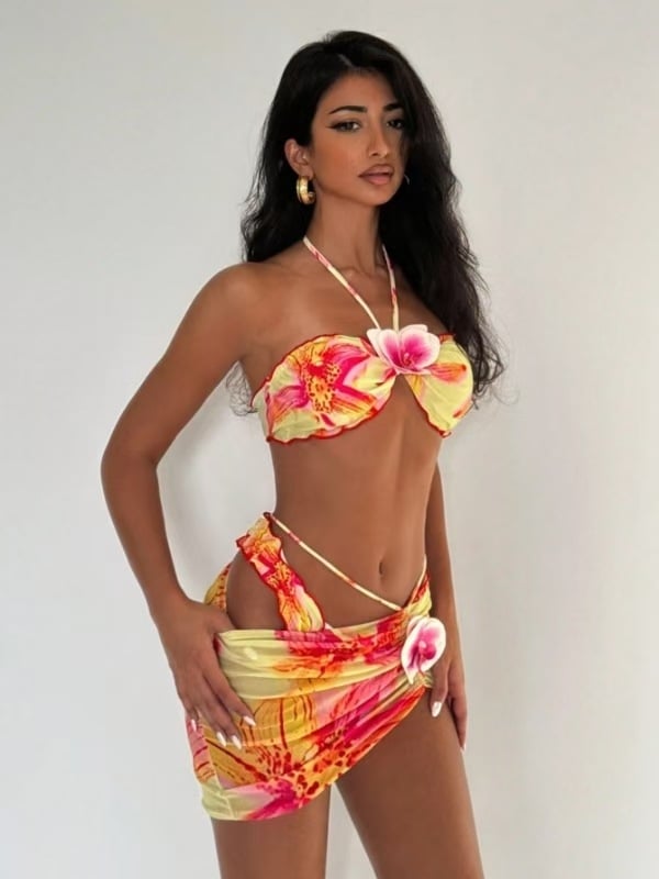 Costum de baie trei piese cu imprimeu, spate decupat și guler halter, croială hip-hugging