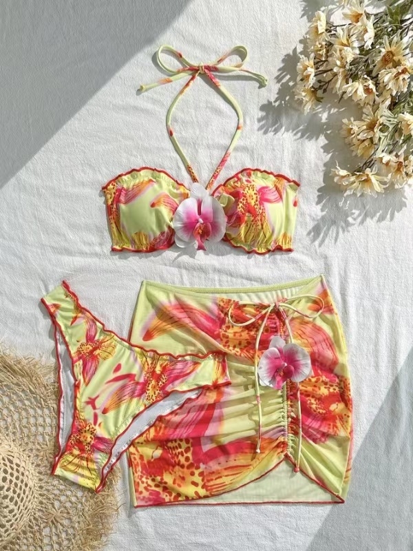 Costum de baie trei piese cu imprimeu, spate decupat și guler halter, croială hip-hugging