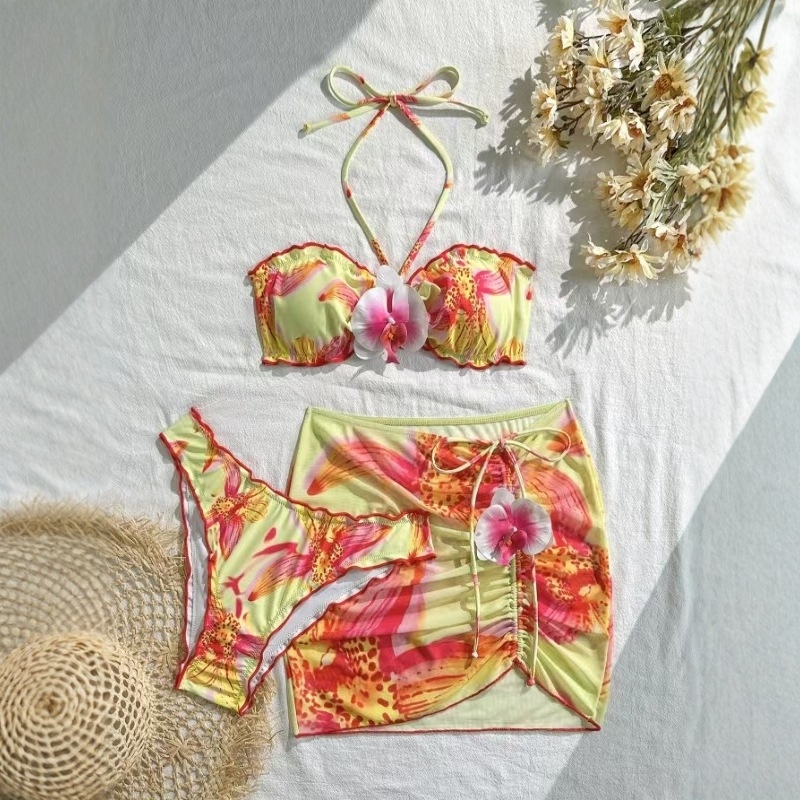 Costum de baie trei piese cu imprimeu, spate decupat și guler halter, croială hip-hugging