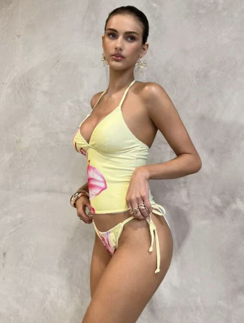 Ženski bikini set s vezicama u trokutasti top — floralni uzorak, otvorenih leđa, napunjen prsnima; materijal: poliester, podstava od spandeksa