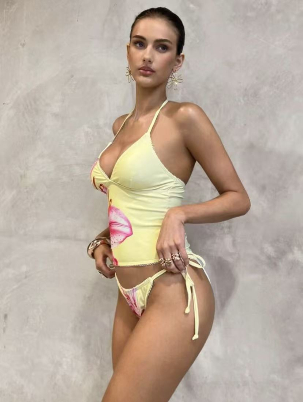 Ženski bikini set s vezicama u trokutasti top — floralni uzorak, otvorenih leđa, napunjen prsnima; materijal: poliester, podstava od spandeksa