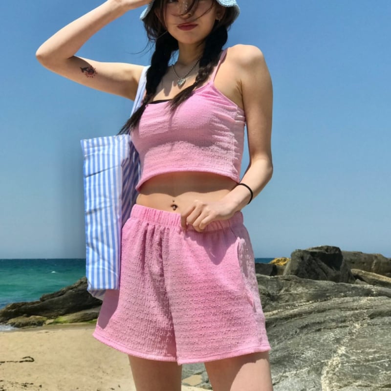 Dámsky trojdielny bikini set s vypchávkami na prsiach, bez kovovej podpory; materiál: nylon; polyester 85%; podšívka: nylon s 15% elastánu; vrchný diel bez rukávov; spodný diel: bikini nohavičky