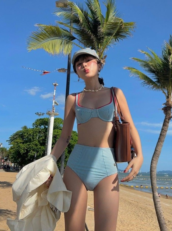 Costum de baie pentru femei cu talie înaltă, model dungat, țesătură texturată, cupă cu bureți, material nylon cu 82% elastan; căptușeală poliester cu 18% elastan.