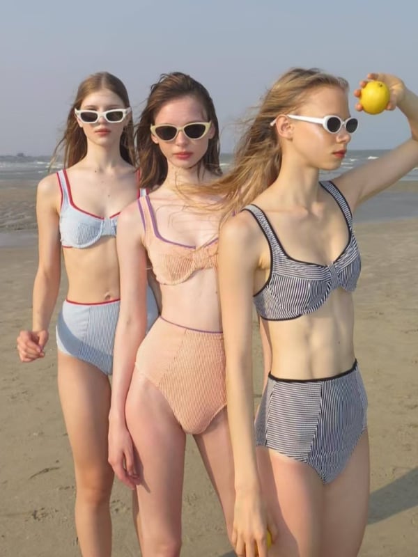 Costum de baie pentru femei cu talie înaltă, model dungat, țesătură texturată, cupă cu bureți, material nylon cu 82% elastan; căptușeală poliester cu 18% elastan.