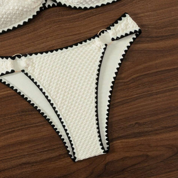 Bikini halter cu pernă pentru bust, accent dantelat, poliester 82%, căptușeală 18%, 150 g