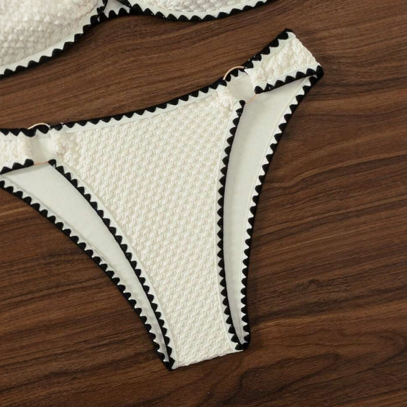 Bikini halter cu pernă pentru bust, accent dantelat, poliester 82%, căptușeală 18%, 150 g