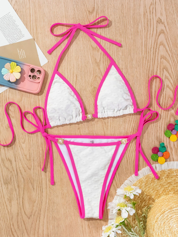 Bikini set: gornji dio s trokutastim košaricama, rub s vezanjem, poliester, punjenje u grudima, donji dio bikinit