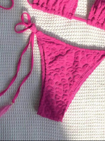 Ženski dvodijelni bikini s trakama i jastučićima za grudi, bez čelične potpore; materijal: poliester 82%, podstava: poliester 18% spandeksa
