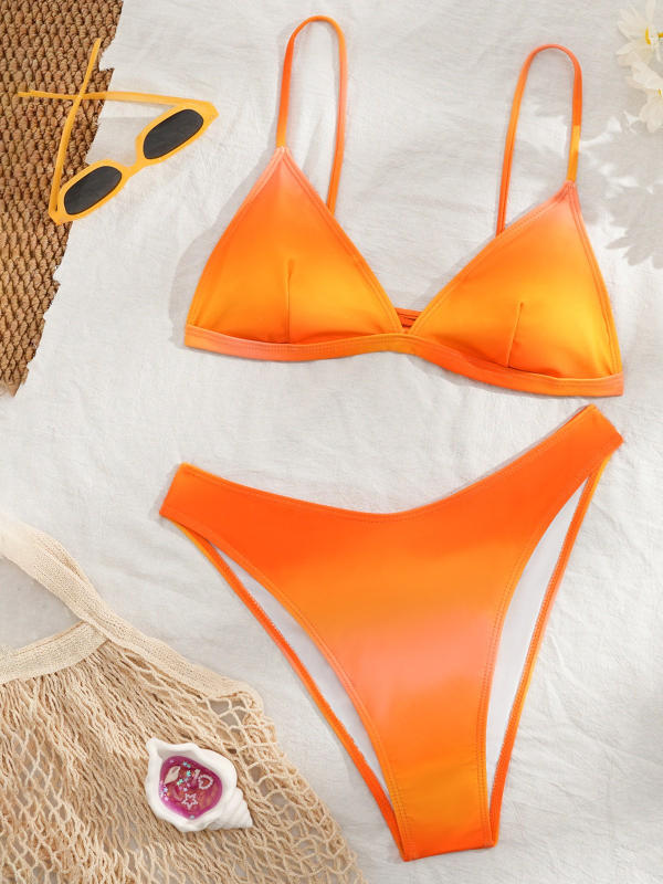 Bikini – podijeljeni dizajn, seksi, tijesan kroj; umetak za grudni dio; bez metalne potpore; tkanina poliester 82% (160 g/m2); podstava poliester/elastan 18%.
