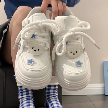 Moteriški skate bateliai, raišteliai, žemas viršus, PU viršutinė dalis, gumos padas, apvalus priekinis kraštas, injekciškai formuojama padas, sporto ir laisvalaikio stilius