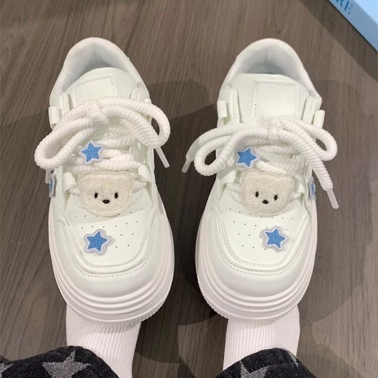 Moteriški skate bateliai, raišteliai, žemas viršus, PU viršutinė dalis, gumos padas, apvalus priekinis kraštas, injekciškai formuojama padas, sporto ir laisvalaikio stilius