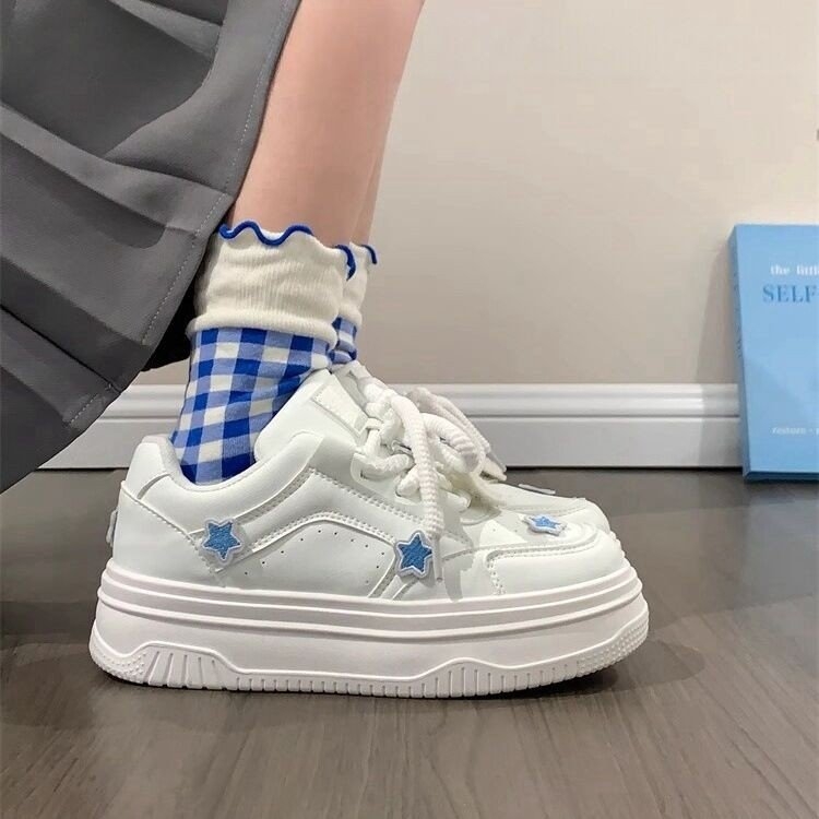 Moteriški skate bateliai, raišteliai, žemas viršus, PU viršutinė dalis, gumos padas, apvalus priekinis kraštas, injekciškai formuojama padas, sporto ir laisvalaikio stilius