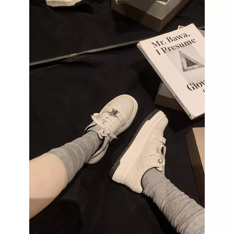 Moterų kasdieniai odiniai laisvalaikio bateliai su raišteliais, apvali nosis, kulnų aukštis 0–1 cm