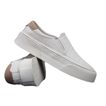 Muške slip-on loaferice s gornjim dijelom od kože prve sloje, prozračne, podstava i ulošak od svinjske kože, gumeni potplat, zaokruženi nos, nizak otvor, srednji peta 3-5 cm, jednobojne