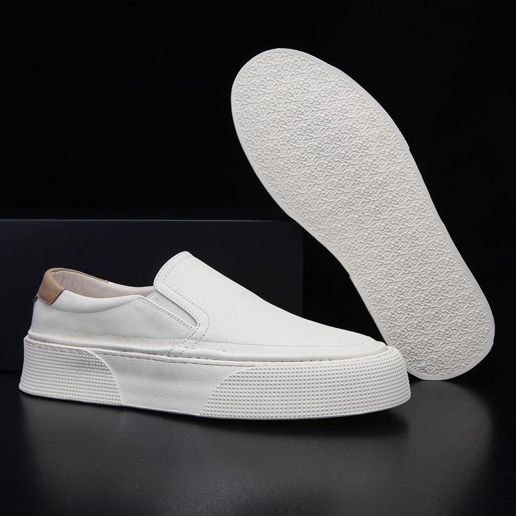 Muške slip-on loaferice s gornjim dijelom od kože prve sloje, prozračne, podstava i ulošak od svinjske kože, gumeni potplat, zaokruženi nos, nizak otvor, srednji peta 3-5 cm, jednobojne