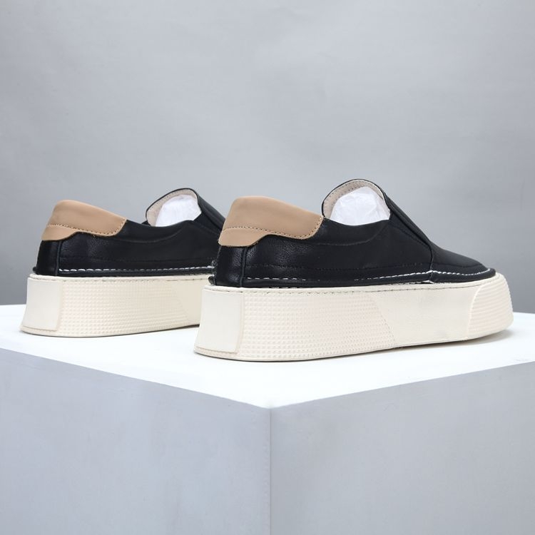 Muške slip-on loaferice s gornjim dijelom od kože prve sloje, prozračne, podstava i ulošak od svinjske kože, gumeni potplat, zaokruženi nos, nizak otvor, srednji peta 3-5 cm, jednobojne