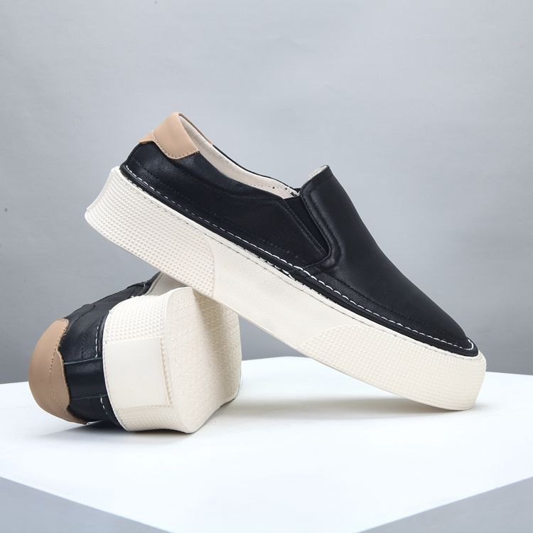 Muške slip-on loaferice s gornjim dijelom od kože prve sloje, prozračne, podstava i ulošak od svinjske kože, gumeni potplat, zaokruženi nos, nizak otvor, srednji peta 3-5 cm, jednobojne