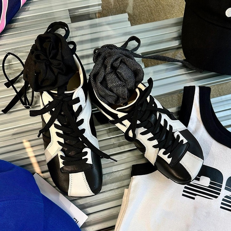 Moteriški treniruočių bateliai iš ožkos odos, kvadratinė nosis, žemas kulnas 1–3 cm, gumos padas, raišteliai