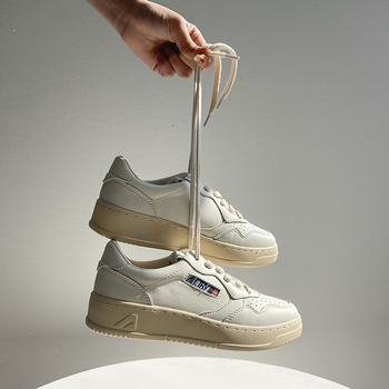 Kasdieniai kedai iš karvų odos dviejų sluoksnių viršuje, stora gumos padas, priekinis užsegimas, apvali pirštas, įdėklas iš natūralios odos