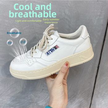 Kasdieniai kedai iš karvų odos dviejų sluoksnių viršuje, stora gumos padas, priekinis užsegimas, apvali pirštas, įdėklas iš natūralios odos