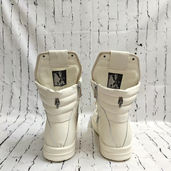 Augstas sporta kurpes ar invertēta trijstūra krusta dizainu, augšējā daļa no īstas ādas, iekšējā odere no govs ādas, bieza gumijas zole, 3–5 cm papēdis, PU zolīte, unisex