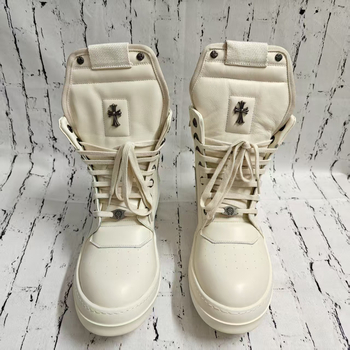 Augstas sporta kurpes ar invertēta trijstūra krusta dizainu, augšējā daļa no īstas ādas, iekšējā odere no govs ādas, bieza gumijas zole, 3–5 cm papēdis, PU zolīte, unisex