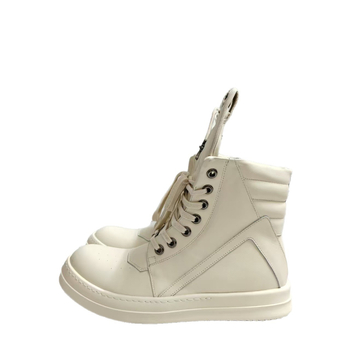 Augstas sporta kurpes ar invertēta trijstūra krusta dizainu, augšējā daļa no īstas ādas, iekšējā odere no govs ādas, bieza gumijas zole, 3–5 cm papēdis, PU zolīte, unisex