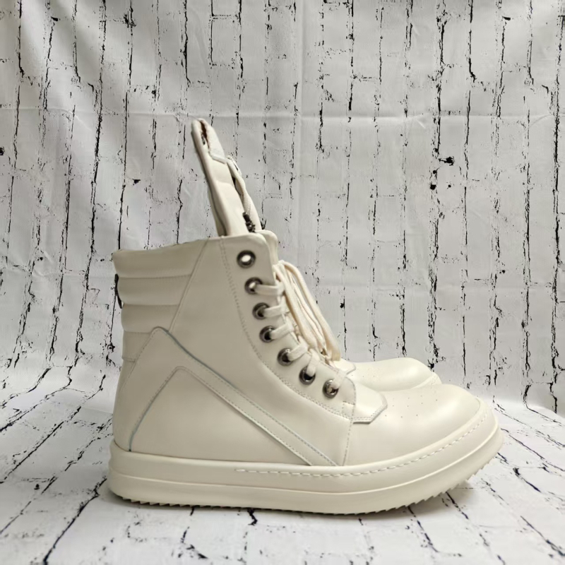 Augstas sporta kurpes ar invertēta trijstūra krusta dizainu, augšējā daļa no īstas ādas, iekšējā odere no govs ādas, bieza gumijas zole, 3–5 cm papēdis, PU zolīte, unisex