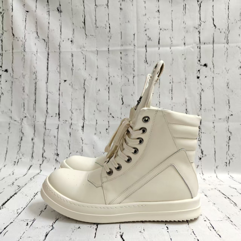 Augstas sporta kurpes ar invertēta trijstūra krusta dizainu, augšējā daļa no īstas ādas, iekšējā odere no govs ādas, bieza gumijas zole, 3–5 cm papēdis, PU zolīte, unisex