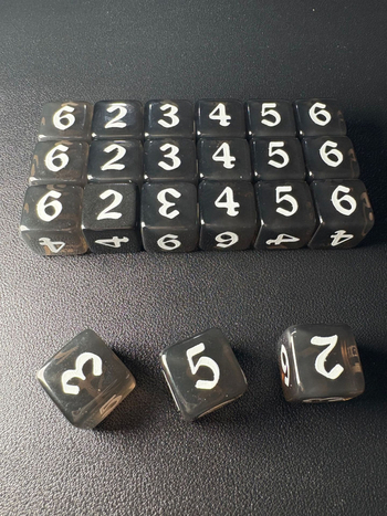 Зарове – акрил, правоъгълен ъгъл, алфанумерна марка, персонализиран печат за RPG настолна игра (Персонализация: Да; Марка: Three Benefits; Материал: Акрил; Стил: Правоъгъл ъгъл; Категория: Зарове)