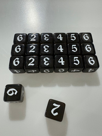 Зарове – акрил, правоъгълен ъгъл, алфанумерна марка, персонализиран печат за RPG настолна игра (Персонализация: Да; Марка: Three Benefits; Материал: Акрил; Стил: Правоъгъл ъгъл; Категория: Зарове)