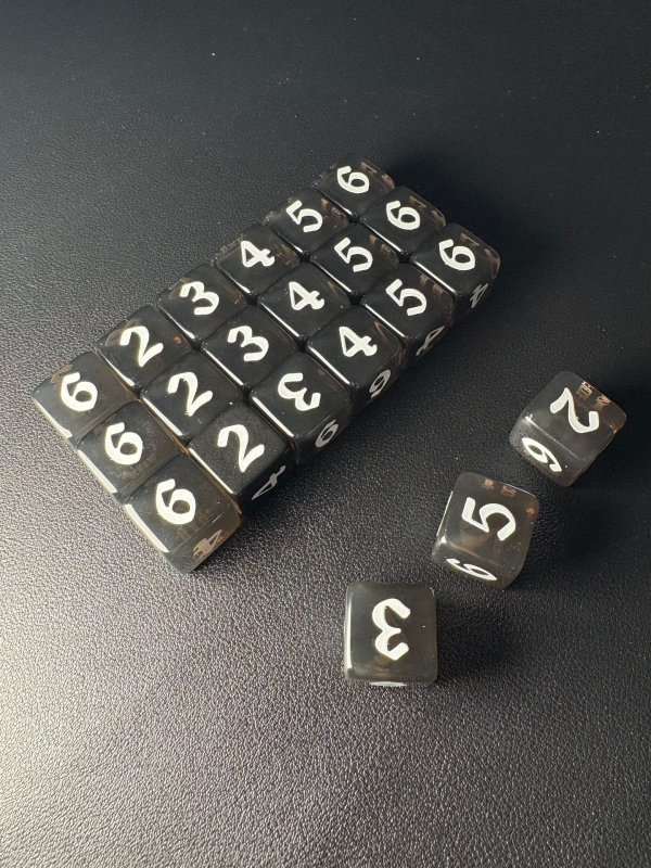 Зарове – акрил, правоъгълен ъгъл, алфанумерна марка, персонализиран печат за RPG настолна игра (Персонализация: Да; Марка: Three Benefits; Материал: Акрил; Стил: Правоъгъл ъгъл; Категория: Зарове)