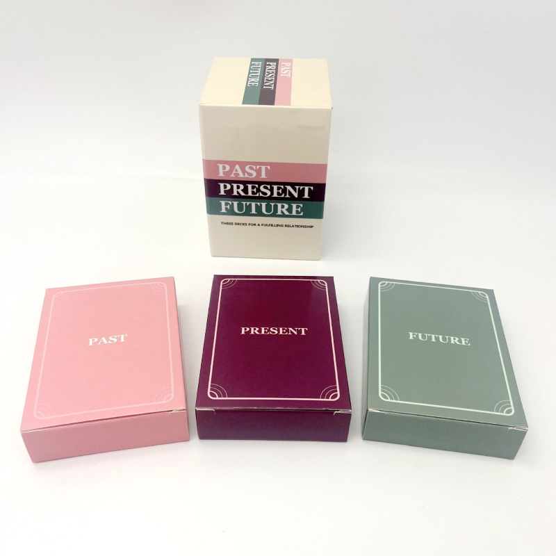 Παιχνίδι καρτών για επιτραπέζιο – 3 σε 1 για οικογενειακές συγκεντρώσεις και ενήλικες (Υλικό: 300 g επικαλυμμένο χαρτί; Κατηγορία: επιτραπέζια παιχνίδια με κάρτες; Συσκευασία: έγχρωμο κουτί; Ηλικία: 15–35 ετών; Αριθμός άρθρου: PPF three-in-one)