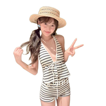 Dviejų dalių dryžinis maudymosi kostiumėlis, konservatyvaus kirpimo, su krūties pagalvėle, 82% poliesteris / pamušalas 18%, tvirtas, tinkamas plaukiojimui