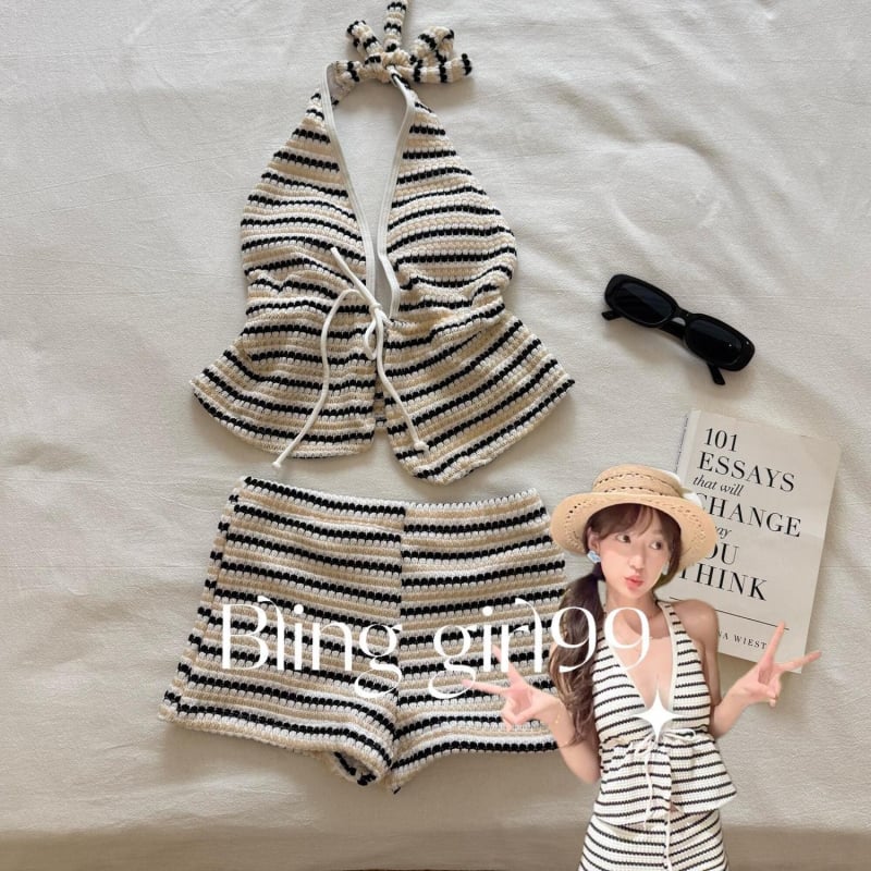 Dviejų dalių dryžinis maudymosi kostiumėlis, konservatyvaus kirpimo, su krūties pagalvėle, 82% poliesteris / pamušalas 18%, tvirtas, tinkamas plaukiojimui