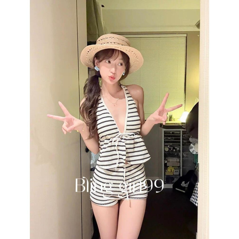 Dviejų dalių dryžinis maudymosi kostiumėlis, konservatyvaus kirpimo, su krūties pagalvėle, 82% poliesteris / pamušalas 18%, tvirtas, tinkamas plaukiojimui