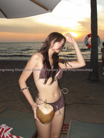 Dailus bikinio maudymosi kostiumėlis su trikampiu viršutiniu, dryžuotas karšto raštas, raišteliai, krūties pagalvėlė, aukšta elastingumas, nailono-spandekso audinys (210 g), pamušalas poliesterio-spandekso (95%)