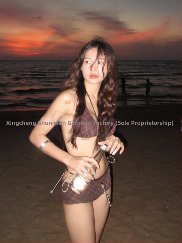 Dailus bikinio maudymosi kostiumėlis su trikampiu viršutiniu, dryžuotas karšto raštas, raišteliai, krūties pagalvėlė, aukšta elastingumas, nailono-spandekso audinys (210 g), pamušalas poliesterio-spandekso (95%)