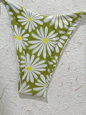 Bikini su gėlių spauda ir raišteliai, krūties pagalvėlė, be plieno atramos, be rankovių, briefs stilius, poliesterio audinys 82% su poliesterio pamušalu 82%