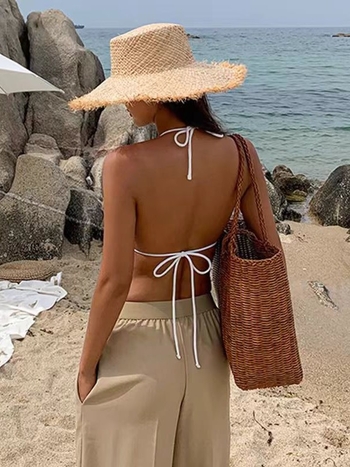 Trijų kampų bikini viršus su įduba, be plieno atramos, griežtas prisitaikymas; apatinė dalis briefs stiliaus; nailonas 82%, pamušalas 18% nailonas, svoris 300 g