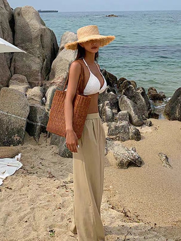 Trijų kampų bikini viršus su įduba, be plieno atramos, griežtas prisitaikymas; apatinė dalis briefs stiliaus; nailonas 82%, pamušalas 18% nailonas, svoris 300 g