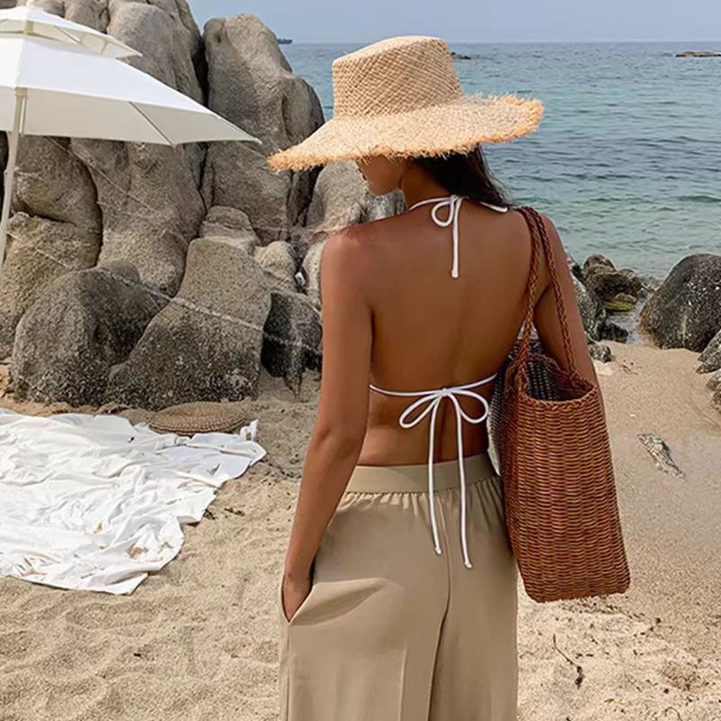 Trijų kampų bikini viršus su įduba, be plieno atramos, griežtas prisitaikymas; apatinė dalis briefs stiliaus; nailonas 82%, pamušalas 18% nailonas, svoris 300 g