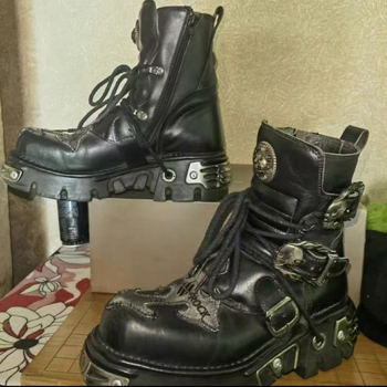 Martin csizmák, felsőréteg marhabőr, gumírozott talp, kerek orr, 3–5 cm vastag sarok