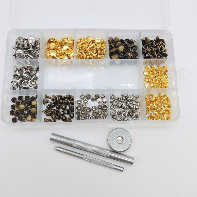 Drabužių metalo aksesuarų rinkinys: kapų smeigtukai, spaustuvai, dekoratyviniai smeigtukai ir plokščios dviejų pusių smeigtukai odai ir audiniams (180 rinkiniai)