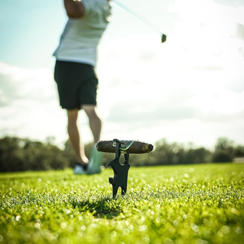 Golfa daudzfunkcionāls instruments ar cigarešu turētāju un alus pudeles atvērēju, nav 3D drukāts, modernā mākslas stilā.