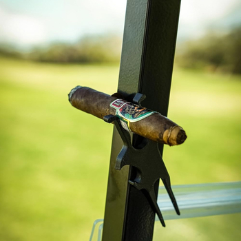 Golfa daudzfunkcionāls rīks ar cigarešu statīvu un alus pudeles atslēgu — mūsdienu mākslas stils, radoša forma, ražošana: cepta