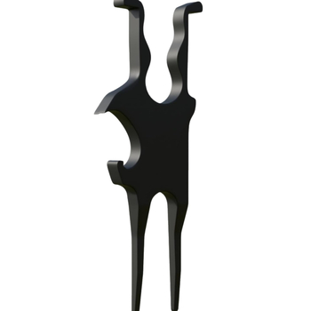 Golfa daudzfunkcionāls rīks ar cigarešu statīvu un alus pudeles atslēgu — mūsdienu mākslas stils, radoša forma, ražošana: cepta