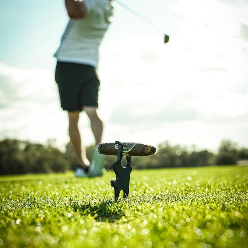Golfa daudzfunkcionāls rīks ar cigarešu statīvu un alus pudeles atslēgu — mūsdienu mākslas stils, radoša forma, ražošana: cepta