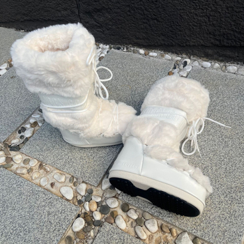 Női középmagasságú hócsizma: vízálló, csúszásmentes, meleg, felső rész szintetikus bőr, gumí talp, belső műszőrmével