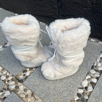 Női középmagasságú hócsizma: vízálló, csúszásmentes, meleg, felső rész szintetikus bőr, gumí talp, belső műszőrmével